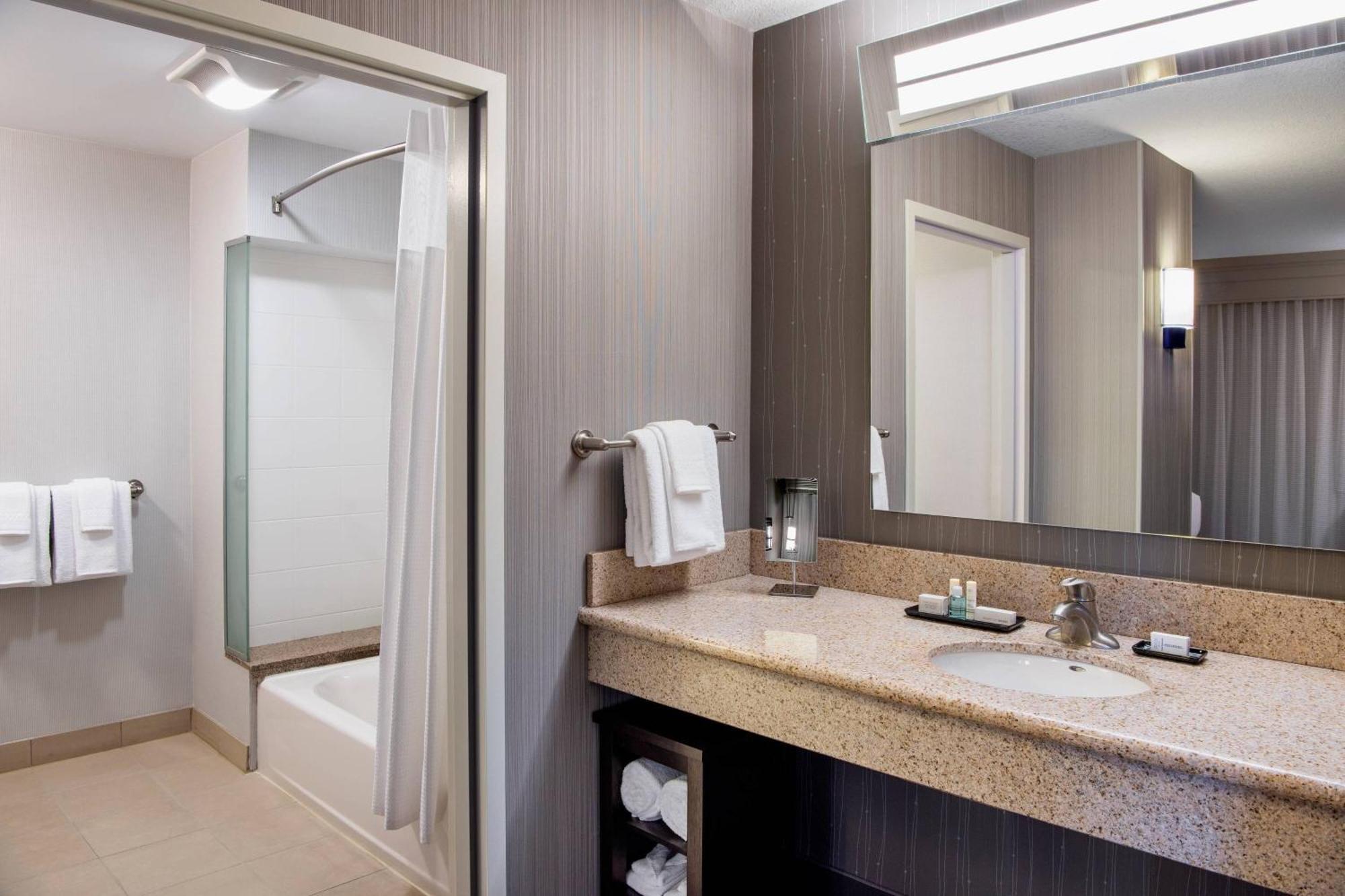 Courtyard By Marriott Edmonton West Exterior foto